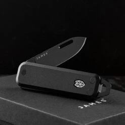 James Brand "The Elko" Aluminium Black -Cheap Nitecore || Victorinox || Fenix Store JB KN117100 00.1.2 49338.1652185222